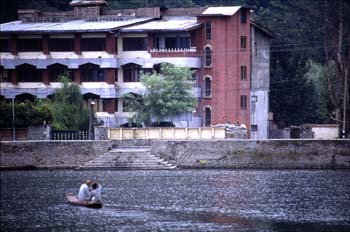 Calle de Srinagar con puesto militar de sacos terreros para cont