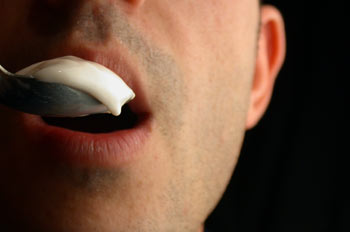 Hombre comiendo yogur