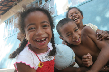 Niños de Quilombo delante de la escuela del pueblo, Sao Paulo, B
