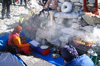 Monje ante Puja con equipo de expedición y artefactos para la ce