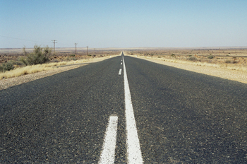 Carretera rectilínea en el desierto del Kalahari, Namibia