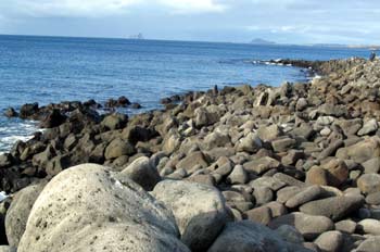 Litoral rocoso en la Isla San Cristóbal, Ecuador