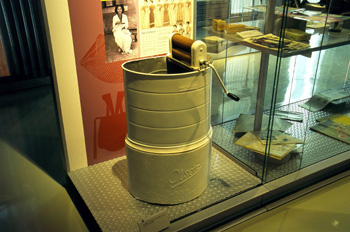 Utensilios domésticos: Lavadora con rodillo escurridor (1957), M