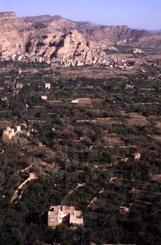 Vista del valle de Wadi Dhahr, Yemen