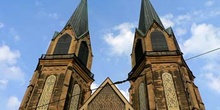 Dobles torres de iglesia en Dusseldorf, Alemania
