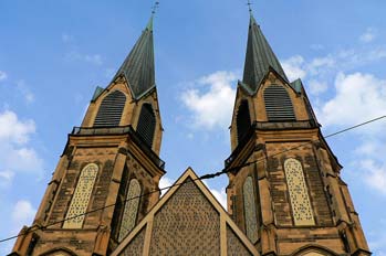 Dobles torres de iglesia en Dusseldorf, Alemania