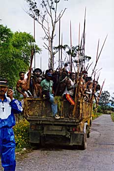 Camión de transporte para tribus con organizador indonesio, Iria
