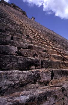 Escalinata este de la Pirámide del Adivino, Uxmal, México