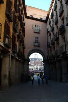 Acceso a la Plaza Mayor de Madrid