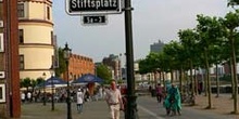 Farola con señalización de calle en Dusseldorf, Alemania