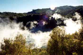 Nubes de vapor en crater volcanico en Waimangu, Nueva Zelanda