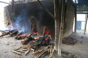 Fábrica de ladrillos, Batak, Sumatra, Indonesia