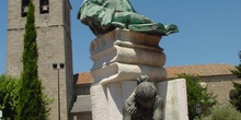 Monumento con iglesia al fondo en Galapagar