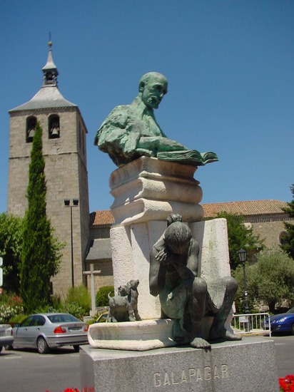 Monumento con iglesia al fondo en Galapagar