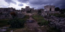 Vía principal de Tulum, con El Castillo al fondo, México