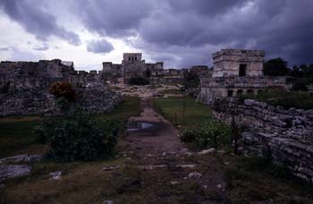 Vía principal de Tulum, con El Castillo al fondo, México