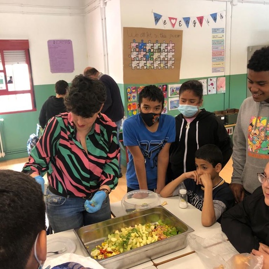 COSECHA DE LECHUGA DEL HUERTO Y COMIDA EN LA CLASE 1