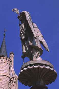 Estatua junto al Palacio Episcopal, Astorga, León