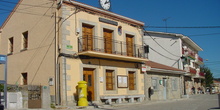 Vista de Ayuntamiento y casas en Navalafuente