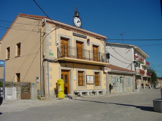 Vista de Ayuntamiento y casas en Navalafuente