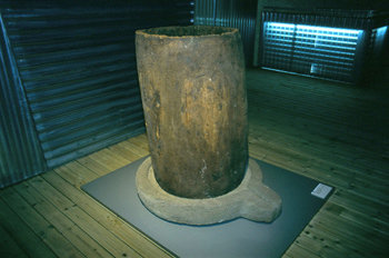 Utensilios domésticos: Bugadero de piedra (1847) y arna de mader