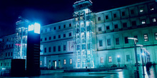 Fachada del Museo Reina Sofía por la noche