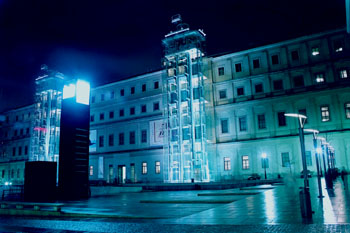 Fachada del Museo Reina Sofía por la noche