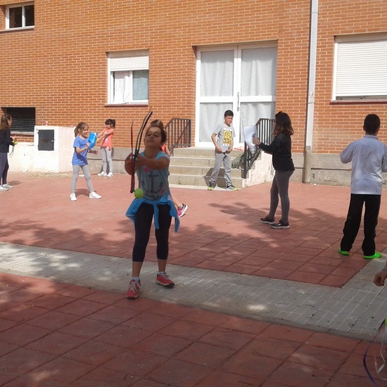  fabricamos pelotas voladoras y receptóbolos.Jugamos en el patio 5