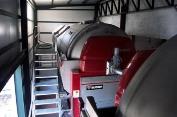 Máquinas de procesado de uva en gran empresa - Solana de los Bar