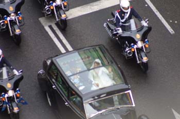 Coche Oficial escoltado por motoristas