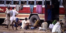 Visitantes de Delhi, haciendo vida alrededor de su autobús, Delh