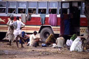 Visitantes de Delhi, haciendo vida alrededor de su autobús, Delh