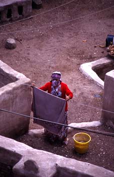 Mujer tendiendo ropa en una azotea, Yemen