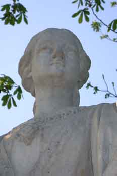 Detalle del monumento a Doña Berenguela, esposa del rey Alfonso