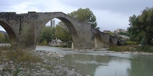 Vista del pueblo de Capella tras su puente, Huesca