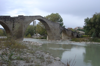 Vista del pueblo de Capella tras su puente, Huesca
