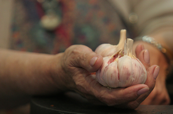 Puesto de ajos en el mercado de abastos de Sao Paulo, Brasil
