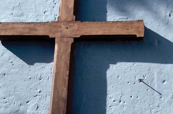 Cruz en la pared de una vivienda