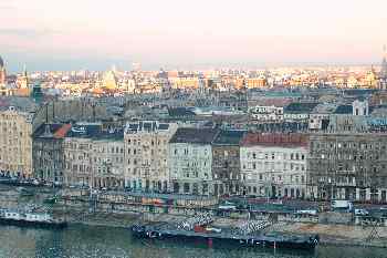 Barcaza y vista de Pest, Budapest, Hungría