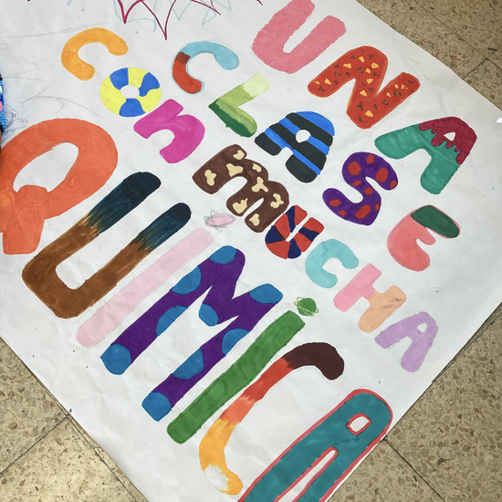 Pancarta «Una clase con mucha química»