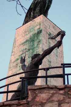 Detalle de la base del Monumento a la Liberación, Colina Gellért