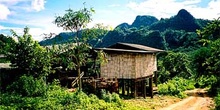 Vista de poblado norteño con montañas, Tailandia