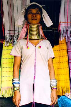 Joven mujer jirafa con numerosos aros en el cuello, Mae Hon Song