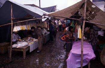 Puestos de venta de velas para ofrendas en Chichicastenango, Gua