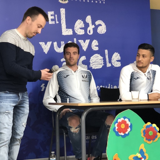 Jugadores del CD Leganés visitan el cole 4