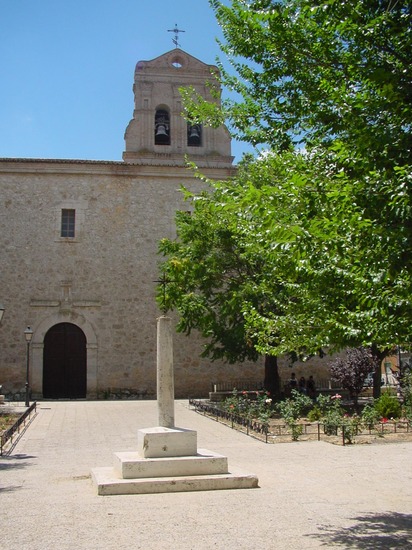 Cruz e iglesia en Villarejo de Salvanés