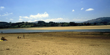 Bahía arenosa de la playa de Misiegu en la ría de Villaviciosa,