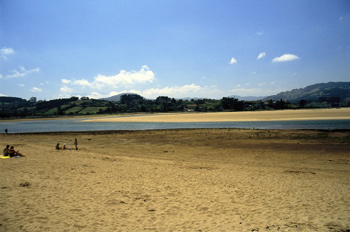Bahía arenosa de la playa de Misiegu en la ría de Villaviciosa,