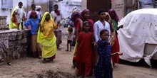 Escena callejera con un grupo de personas, Pushkar, India