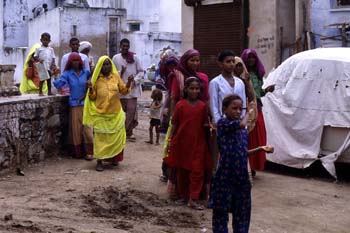 Escena callejera con un grupo de personas, Pushkar, India